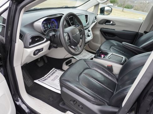 Used 2022 Chrysler Pacifica Touring-L image 10