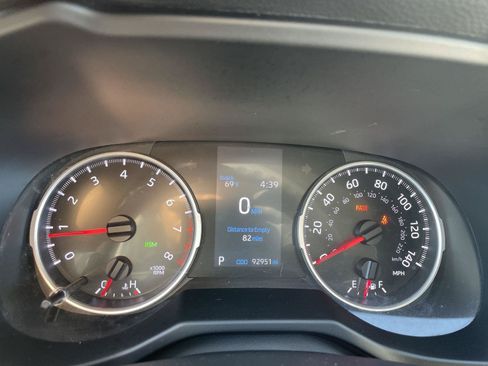 Used 2019 Toyota RAV4 XLE FWD image 2