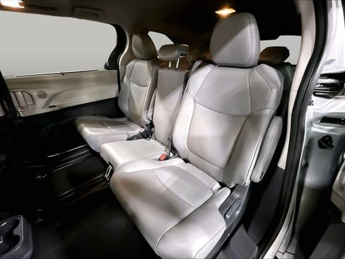 Used 2024 Toyota Sienna XLE FWD image 21
