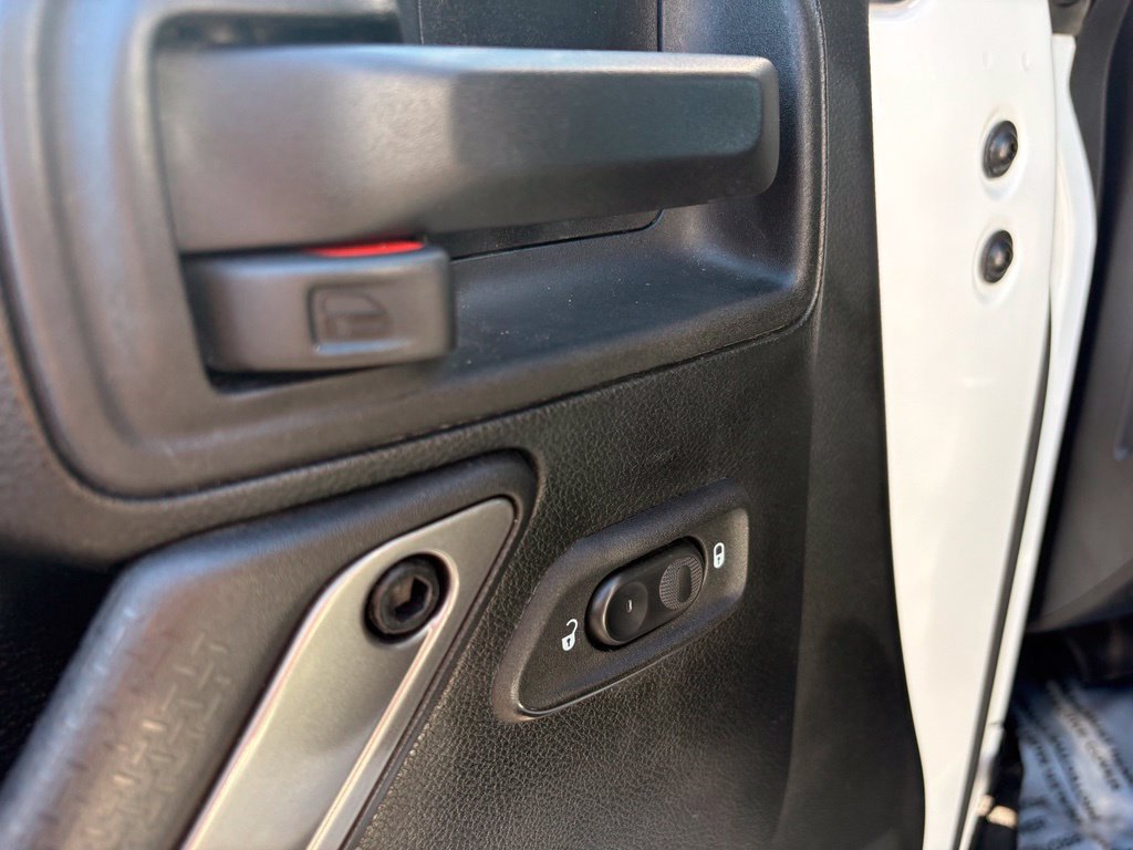 Used 2018 Jeep Wrangler Unlimited Sahara AWD/4WD image 12