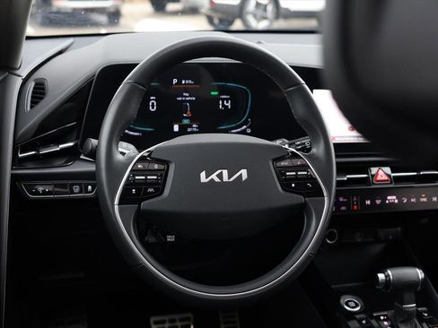Used 2024 Kia Niro EX Touring image 9
