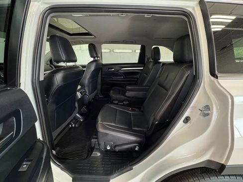 Used 2019 Toyota Highlander XLE AWD/4WD image 20