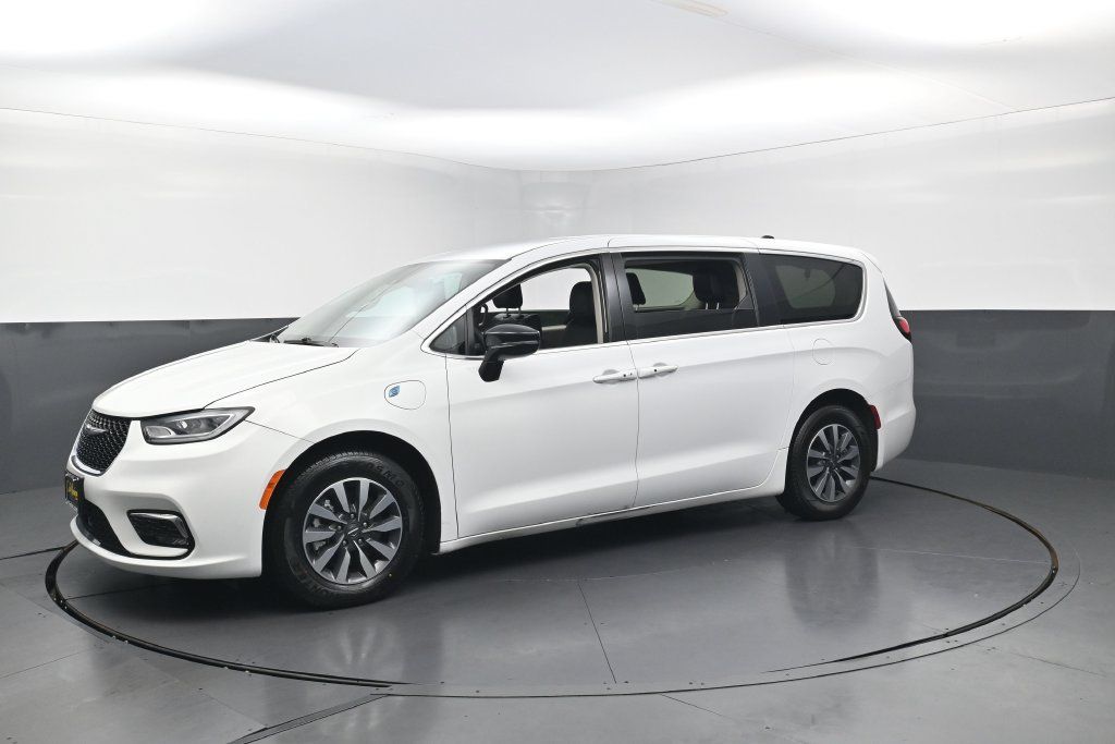 Used 2024 Chrysler Pacifica Limited FWD image 8