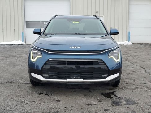 Used 2023 Kia Niro SX Touring image 2