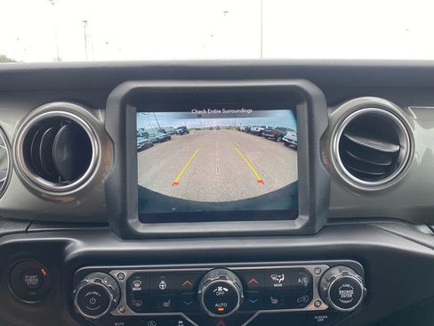 Used 2022 Jeep Wrangler Unlimited Sahara w/ Cold Weather Group AWD/4WD image 13
