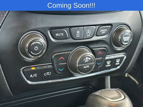 Used 2019 Jeep Cherokee Limited image 21