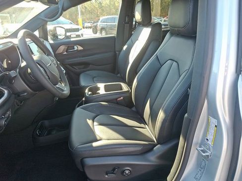 New 2026 Chrysler Pacifica Select image 10