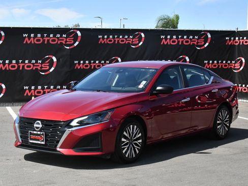 Used 2025 Nissan Altima 2.5 SV FWD image 3