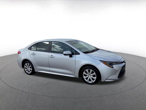 Used 2025 Toyota Corolla LE image 2