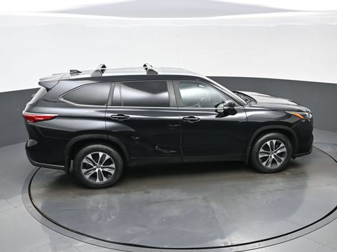 Used 2023 Toyota Highlander XLE AWD/4WD image 41