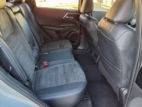 Used 2024 Mitsubishi Outlander SE image 12