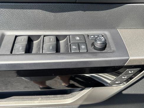 Used 2025 Toyota Tundra Limited AWD/4WD image 9