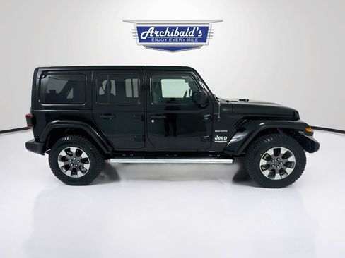Used 2018 Jeep Wrangler Unlimited Sahara AWD/4WD image 9