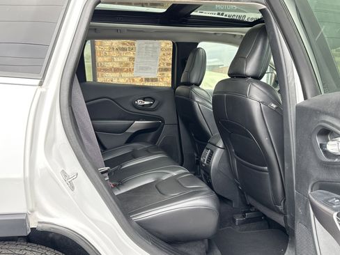 Used 2019 Jeep Cherokee Latitude Plus w/ Comfort/Convenience Group image 12