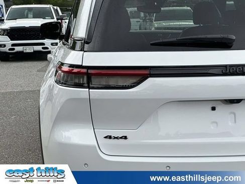 Used 2023 Jeep Grand Cherokee Altitude AWD/4WD image 12