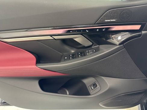 Used 2025 BMW i5 xDrive40 w/ Premium Package image 16