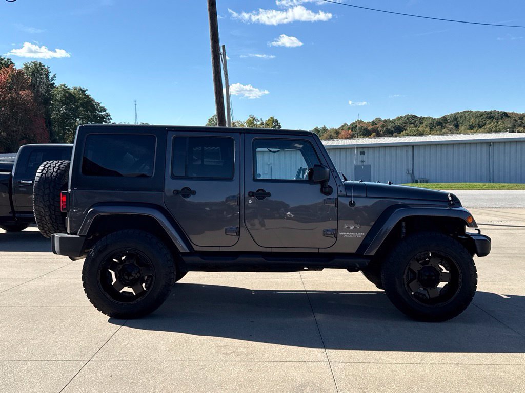 Used 2017 Jeep Wrangler Unlimited Sahara w/ Connectivity Group AWD/4WD image 18