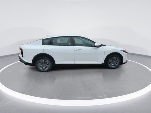 New 2025 Kia K4 LX image 9