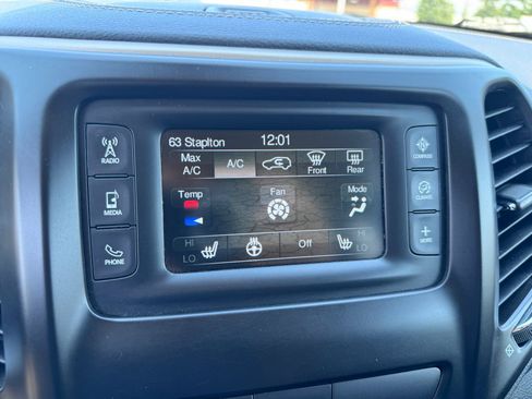 Used 2018 Jeep Cherokee Latitude w/ Cold Weather Group AWD/4WD image 28