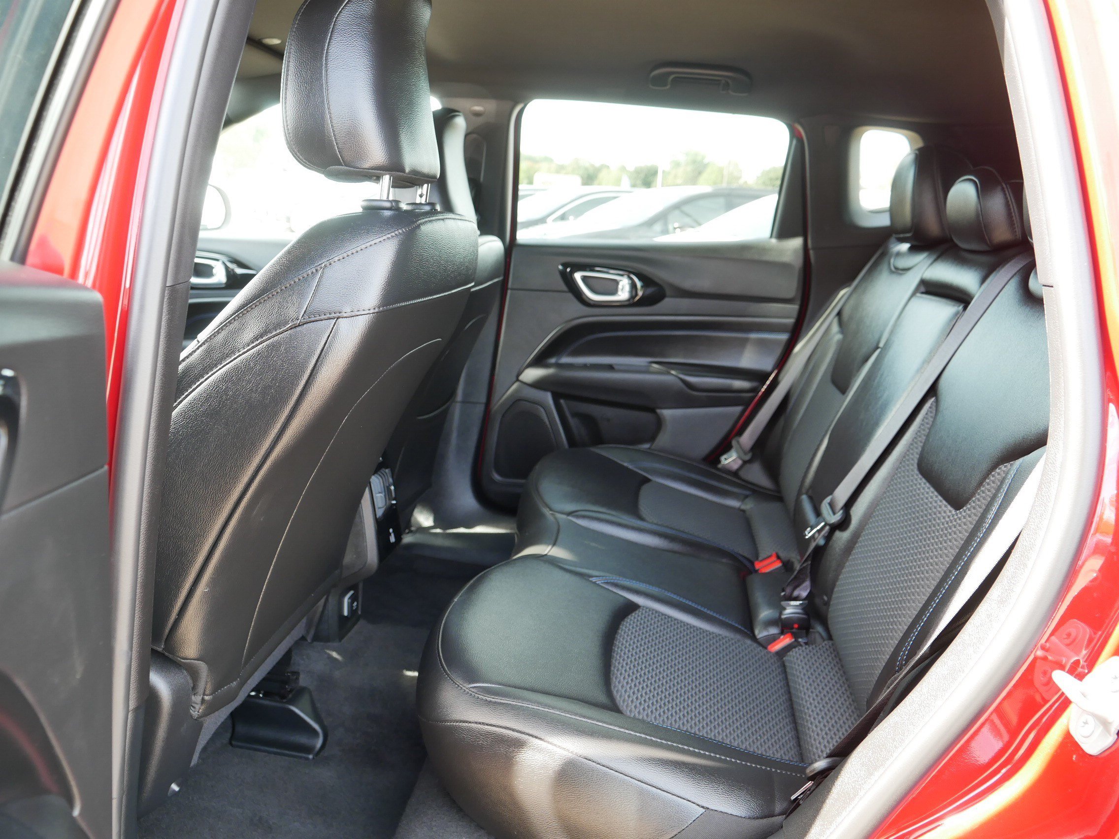 Used 2025 Jeep Compass Latitude w/ Convenience Group AWD/4WD image 36