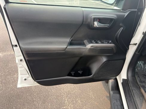 Used 2021 Toyota Tacoma TRD Sport AWD/4WD image 11