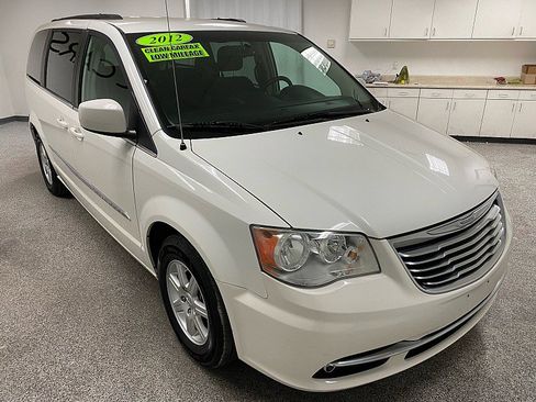 Used 2012 Chrysler Town & Country Touring image 3