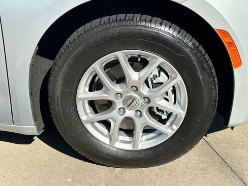 Used 2023 Chrysler Voyager LX image 10