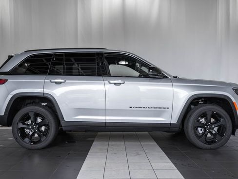 New 2025 Jeep Grand Cherokee Altitude image 3