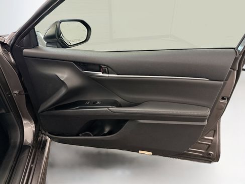 Used 2019 Toyota Camry XSE FWD image 33