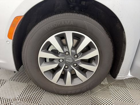 Used 2022 Chrysler Pacifica Limited image 14