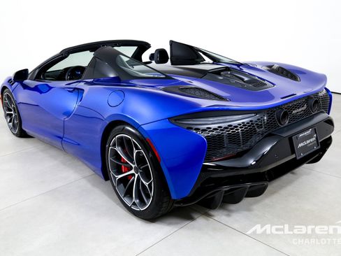 Used 2025 McLaren Artura Spider image 8