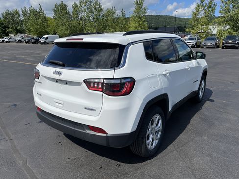 Used 2024 Jeep Compass Latitude AWD/4WD image 7