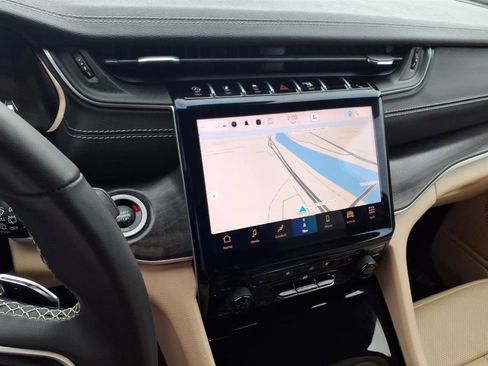 Used 2023 Jeep Grand Cherokee Limited w/ Luxury Tech Group II image 13