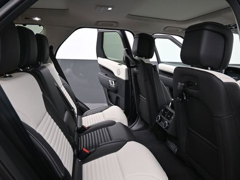 New 2026 Land Rover Discovery S AWD/4WD image 13
