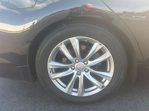 Used 2018 INFINITI Q70 Luxe w/ Cargo Package RWD image 13