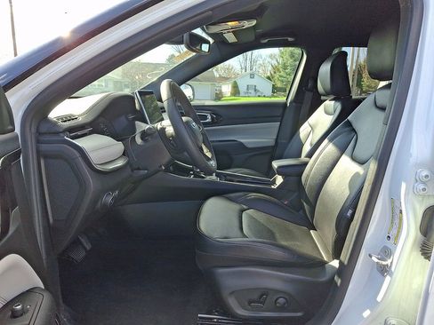 Used 2025 Jeep Compass Limited image 12