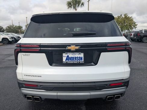 Used 2025 Chevrolet Traverse LT image 4