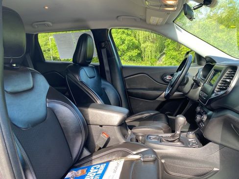 Used 2020 Jeep Cherokee Latitude Plus w/ Cold Weather Group AWD/4WD image 12