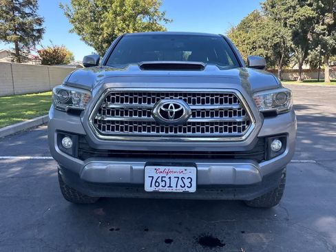 Used 2017 Toyota Tacoma TRD Sport w/ Tow Package RWD image 11