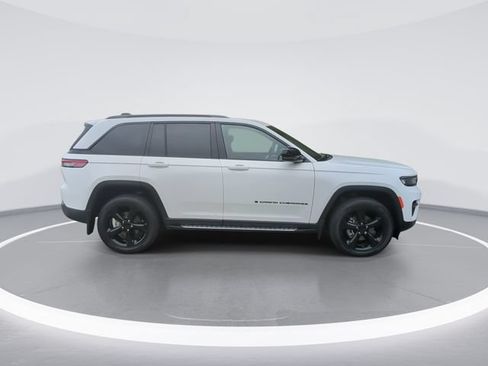 Used 2023 Jeep Grand Cherokee Altitude AWD/4WD image 9