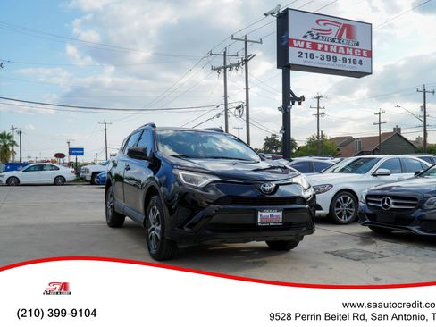 Used 2018 Toyota RAV4 LE image 1