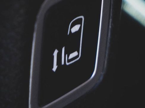 Used 2018 Chrysler Pacifica Limited w/ Tire & Wheel Group image 13