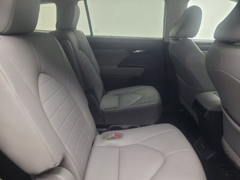 Used 2020 Toyota Highlander XLE AWD/4WD image 19