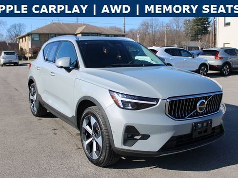 Used 2025 Volvo XC40 B5 Plus image 2