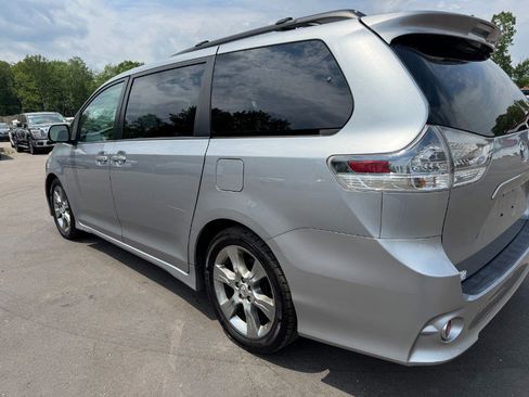 Used 2012 Toyota Sienna SE FWD image 10