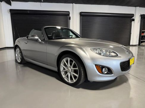 Used 2010 MAZDA MX-5 Miata Touring w/ Suspension Pkg RWD image 3