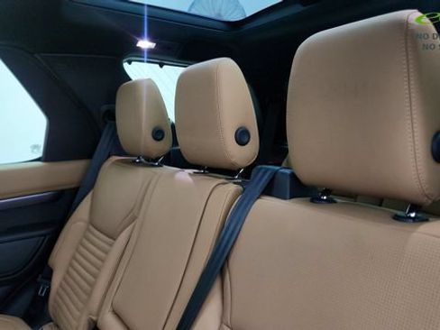 Used 2024 Land Rover Discovery Metropolitan Edition AWD/4WD image 40