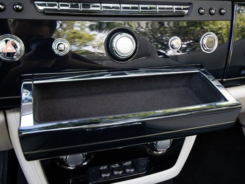 Used 2016 Rolls-Royce Phantom Drophead Coupe image 47