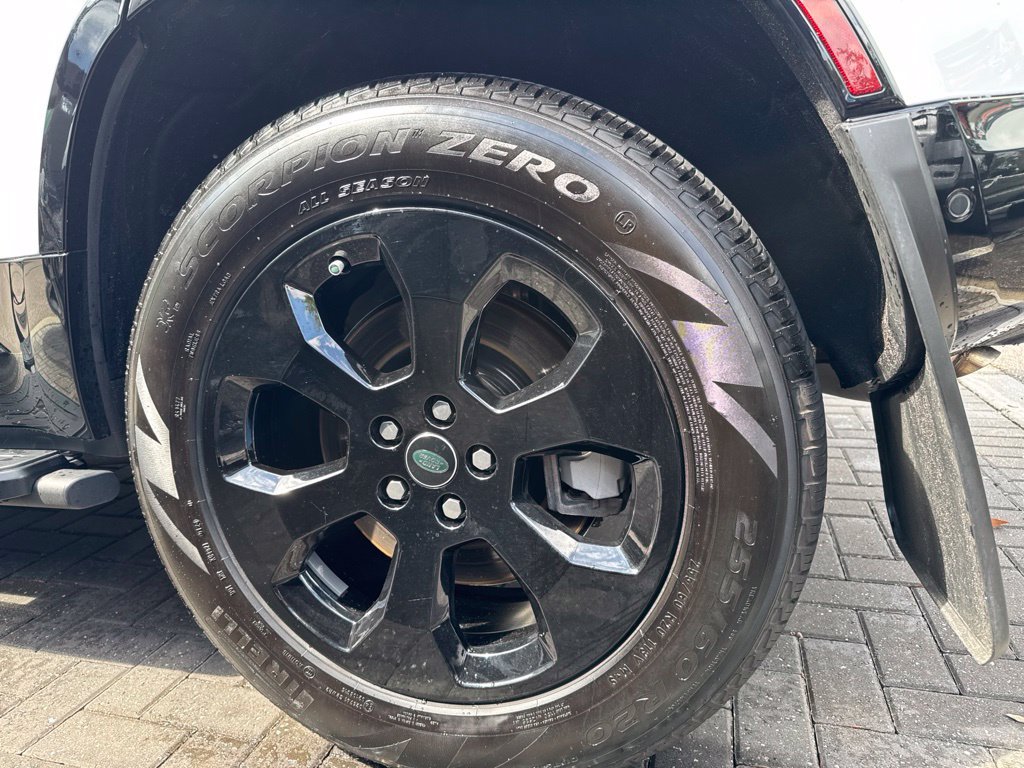 Used 2025 Land Rover Defender 110 X-Dynamic SE AWD/4WD image 5