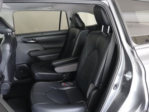 Used 2023 Toyota Highlander XLE AWD/4WD image 9